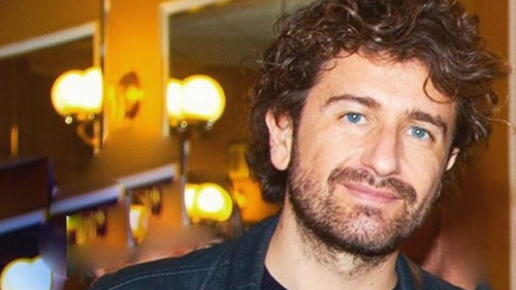 Chi è Alessandro Siani? Età, Carriera, Moglie e Figli e Conduttore Striscia La Notizia
