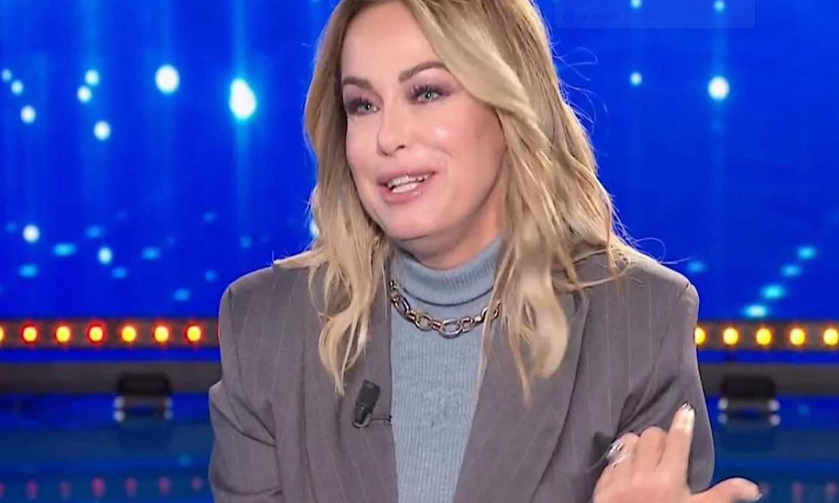 Sonia Bruganelli senza freni sulle coppie del Grande Fratello: per lei c’è anche un “comodino”