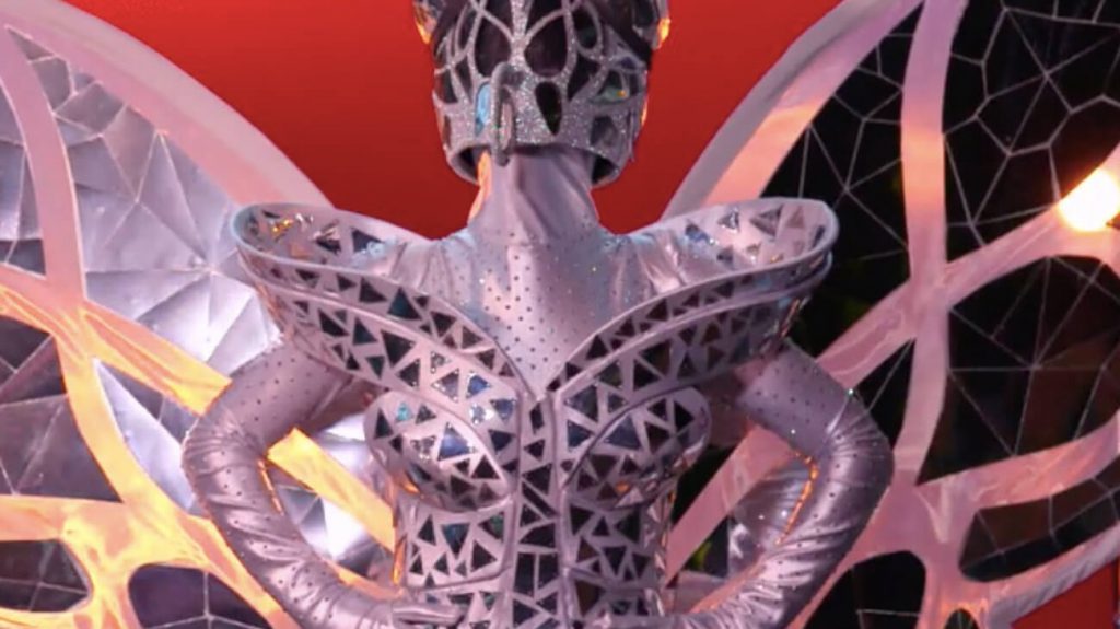 Chi è Farfalla Il Cantante Mascherato 2021? Indizi e Identità della Maschera