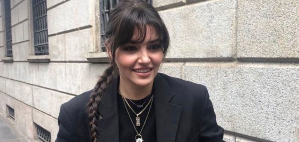 Hande Ercel torna in Turchia dopo Milano: “Non parlo” e ad attenderla c’è…