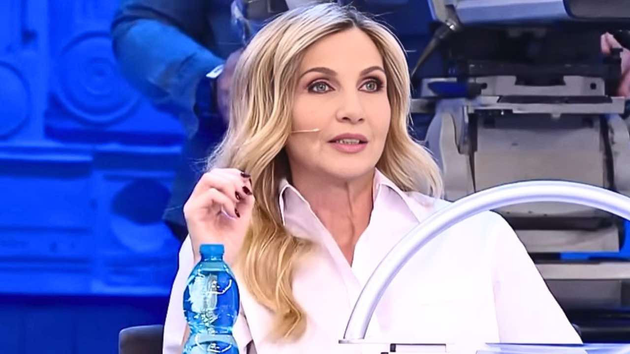 Lorella Cuccarini l’ha saputo all’improvviso e reagisce come mai prima: disastro ad Amici | Chi è costretto ad andarsene