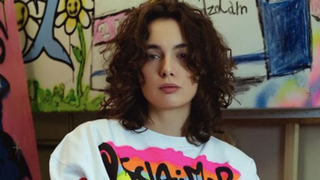 Chi è Madame? Biografia, Età, Liceo, Bisessualità, Voce e Instagram