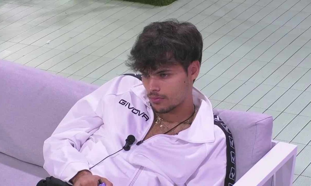 Grande Fratello, è bufera su Simone Bianchi: la frase che indigna tutti | Il web invoca la squalifica