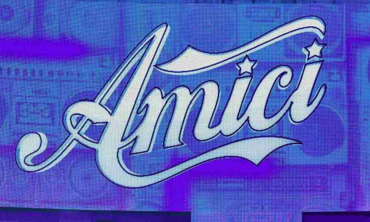 Chissà cosa avrà pensato la De Filippi: uno dei vincitori di Amici escluso da Sanremo | Chi è e come ha reagito
