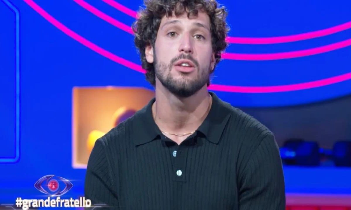 Paura al Grande Fratello: infortunio per Mattia, il concorrente costretto alle stampelle | Che fine farà